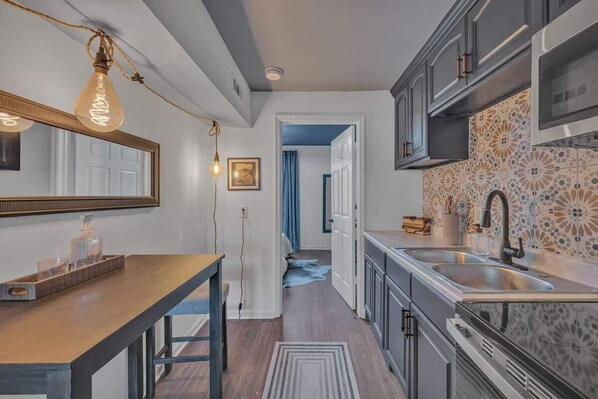 ثلاجة، ميكروويف، فرن، موقد طهي مسطح