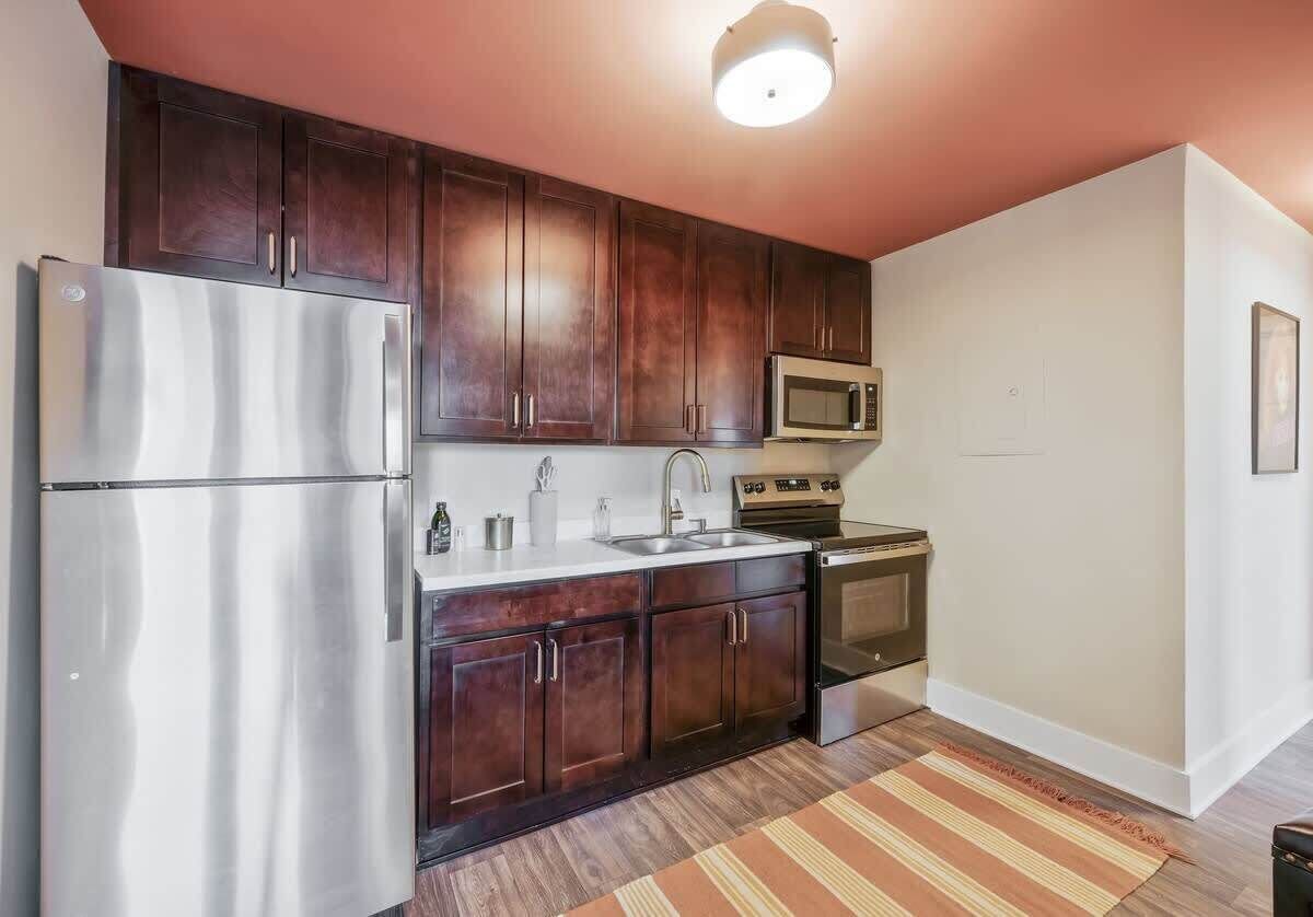 Coffee/tea maker, fridge, microwave, oven