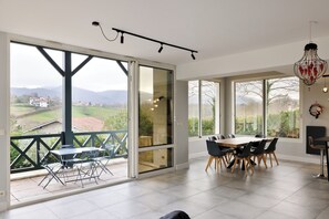 Dining - Architect-designed house with swimming pool 10 minutes from St Jean de Luz (Urrugne)