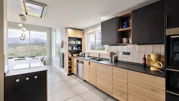 Een koelkast, een magnetron, een oven, een kookplaat