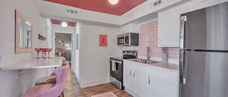 Kühlschrank, Mikrowelle, Ofen, Herdplatte