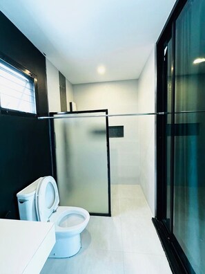 Villa, vue piscine | Salle de bain
