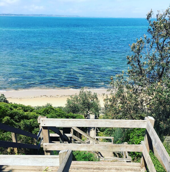 Nær stranden og strandhåndklær