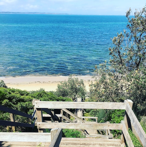 The Nest - Restful studio retreat for couples.  Short 10 min walk to the beach.