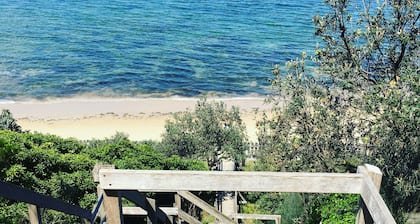 The Nest - Restful studio retreat for couples. Short 10 min walk to the beach.