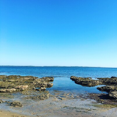 The Nest - Restful studio retreat for couples.  Short 10 min walk to the beach.