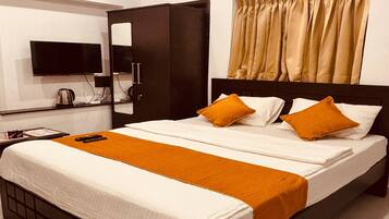 Standard Room | Hypo-allergenic bedding, desk, free WiFi, bed sheets