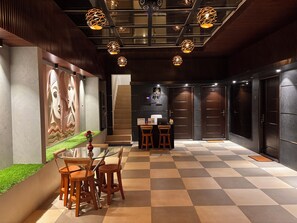 Habitación Premium | Área de sala de estar | Televisión LCD de 32 pulgadas con canales por cable 