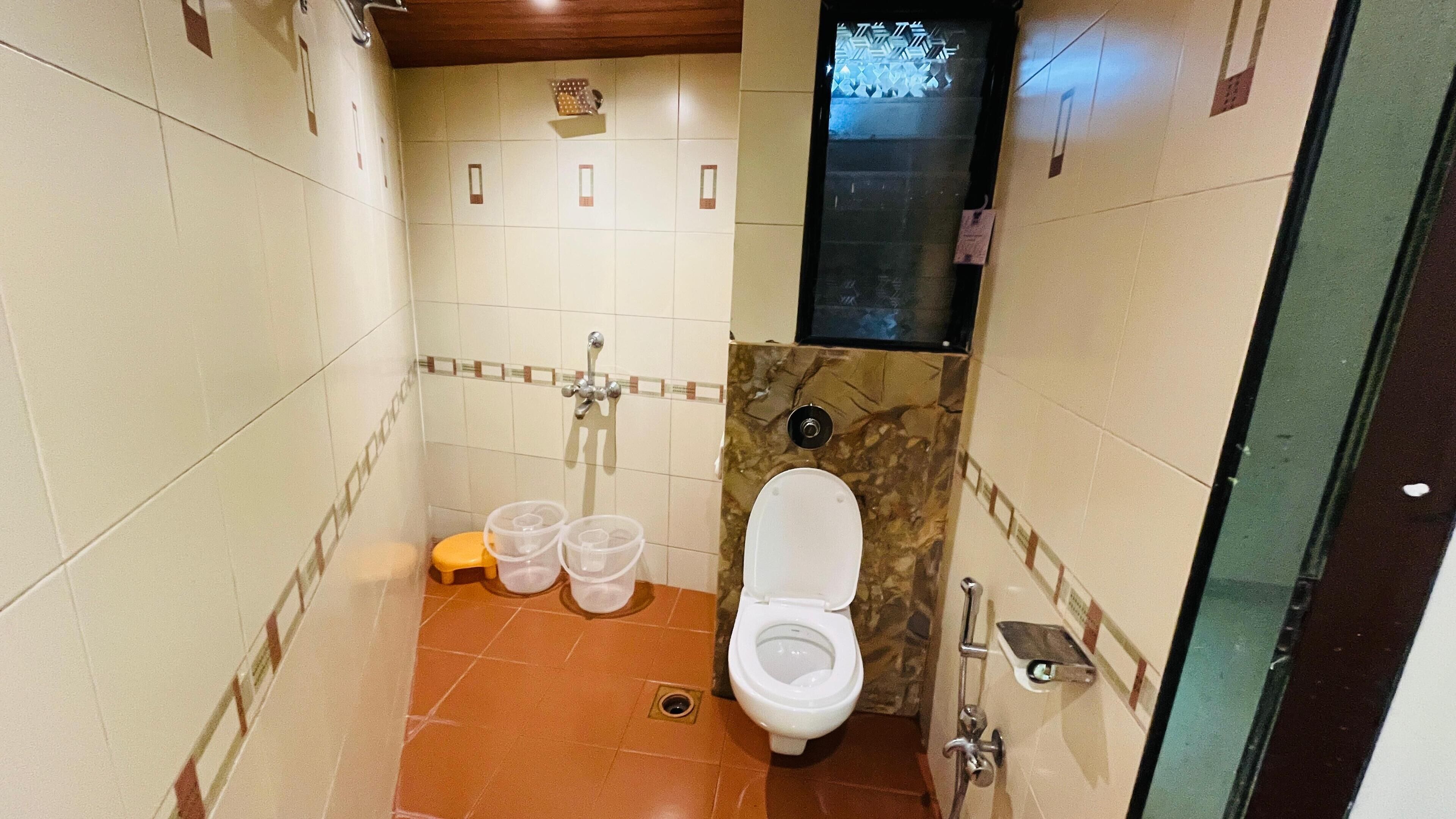Un bagno piccolo con un WC, un lavandino e una doccia.