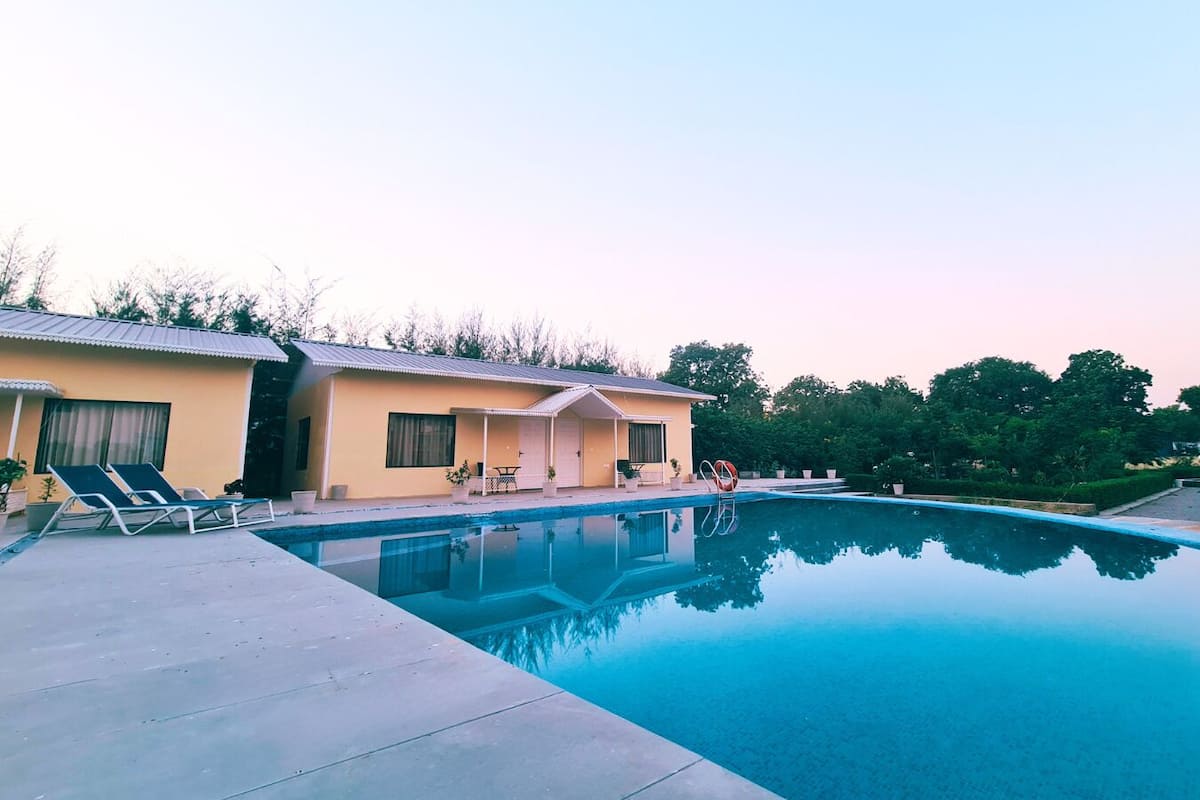 Pool View Luxury Cottage | アイロン / アイロン台、WiFi (無料)、ベッドシーツ