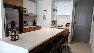 Kjøleskap, mikrobølgeovn, kokeplater og kaffetrakter/tekoker