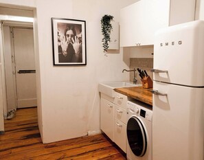 Fridge, oven, stovetop, cookware/dishes/utensils - Artistic Apartment in the Heart of Berlin (Berlin)