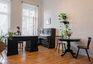 Dining - Artistic Apartment in the Heart of Berlin (Berlin)