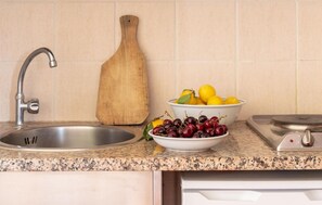 Refrigerador, parrilla de estufa y utensilios de cocina 