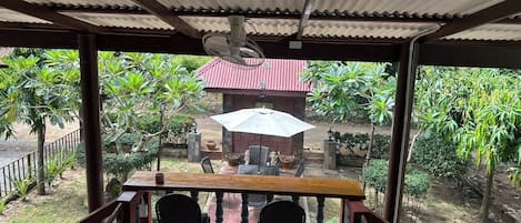 Maison classique, balcon, vue sur le jardin | Terrasse/patio