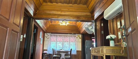 Maison Classique, balcon, vue jardin | Coin séjour