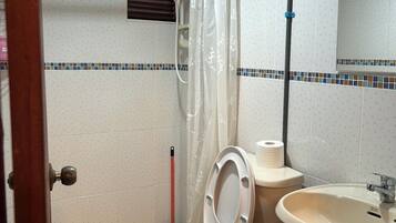 Klassiek huis, balkon, uitzicht op tuin | Badkamer