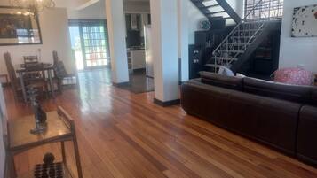 House, 3 Bedrooms, Smoking, Patio | Living room | Books