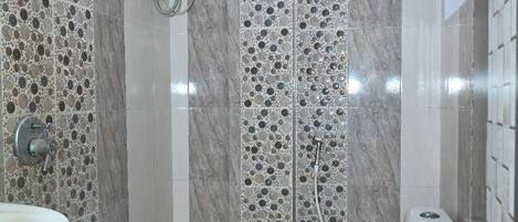 Een badkamer met een wastafel, toilet en douche.
