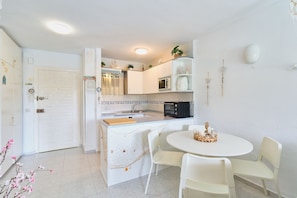 Réfrigérateur, micro-ondes, plaque de cuisson, lave-vaisselle