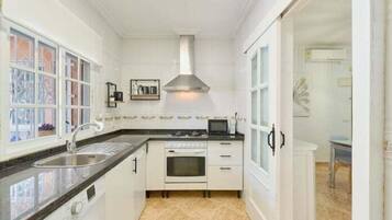 Frigorífico, microondas, horno y lavavajillas