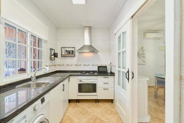 Kylskåp, mikrovågsugn, ugn och diskmaskin