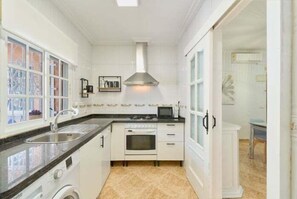 Frigorifero, microonde, forno, lavastoviglie