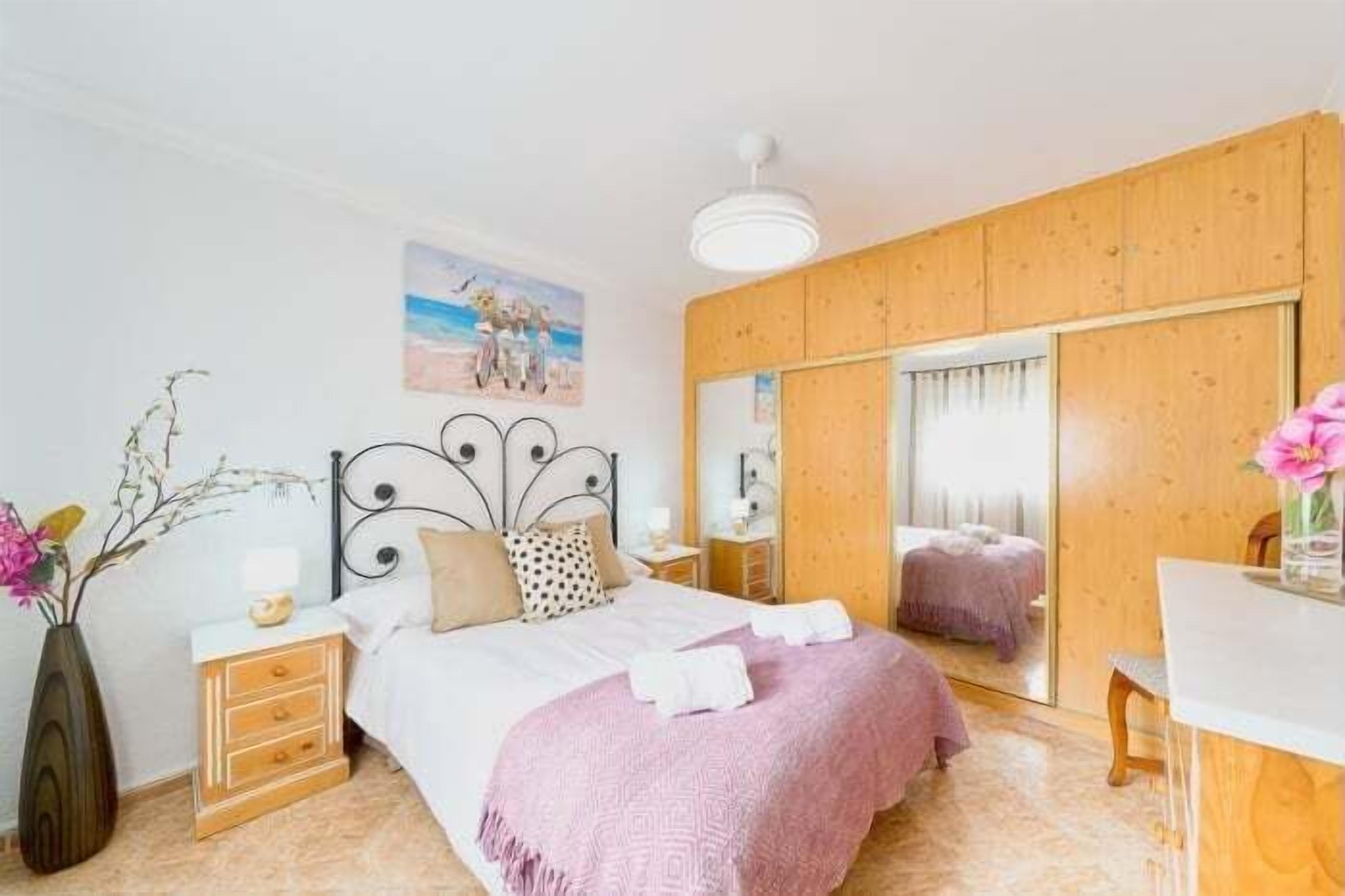 3 bedrooms, iron/ironing board, internet, bed sheets