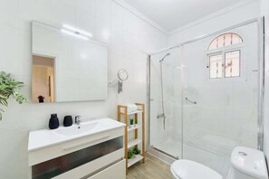 Een douche, een haardroger, handdoeken