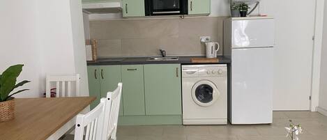 Køleskab, mikrobølgeovn, kogeplade, kaffe-/temaskine