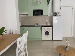 Réfrigérateur, four à micro-ondes, surface de cuisson, cafetière-théière