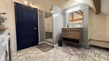 Een douche, een haardroger, handdoeken, toiletpapier