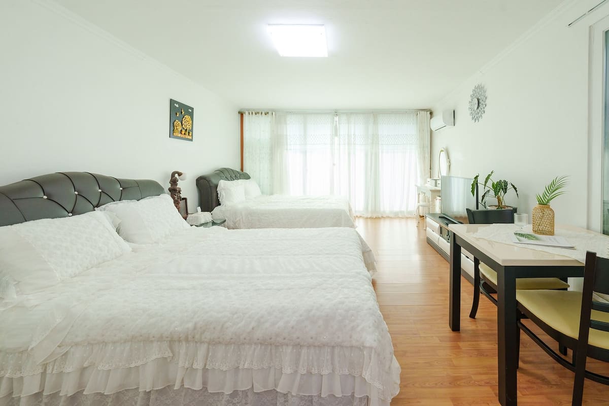 Basic Room, 1 Bedroom (pink 101)