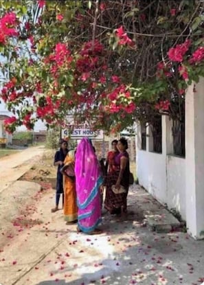 Exterior - Shantidevi ashram s guesthouse (Gaya)