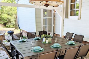 Outdoor dining - Villa Sand Holiday Home – Family-Friendly with Sauna, Garden & BBQ for 10 Guests (Bad Emstal)