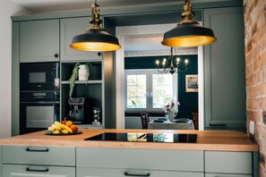 Fridge, microwave, oven, stovetop - Villa Sand Holiday Home – Family-Friendly with Sauna, Garden & BBQ for 10 Guests (Bad Emstal)