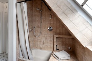 Shower, hair dryer, towels - Apartment 'Scherr' with Private Terrace, Private Garden and Wi-Fi (Heide)