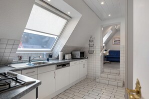 ثلاجة، ميكروويف، فرن، موقد طهي مسطح