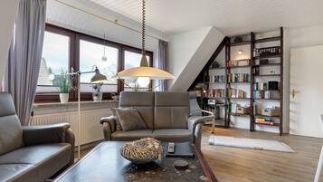 Una televisión, un reproductor estéreo