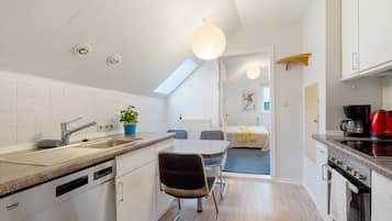 Fridge, oven, stovetop, coffee/tea maker