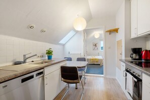 Fridge, oven, stovetop, coffee/tea maker