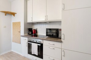 Køleskab, ovn, kogeplade, kaffe-/temaskine