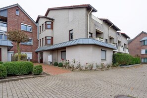 Exterior - Holiday Apartment "Nordseekieker" with Balcony (Büsumer Deichhausen)