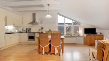 Kühlschrank, Ofen, Herdplatte, Wasserkocher mit Kaffee-/Teezubehör