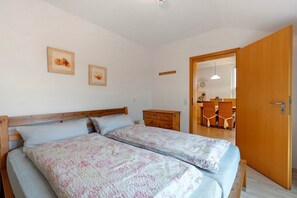 1 bedroom, bed sheets - Holiday Apartment "Nordseekieker" with Balcony (Büsumer Deichhausen)