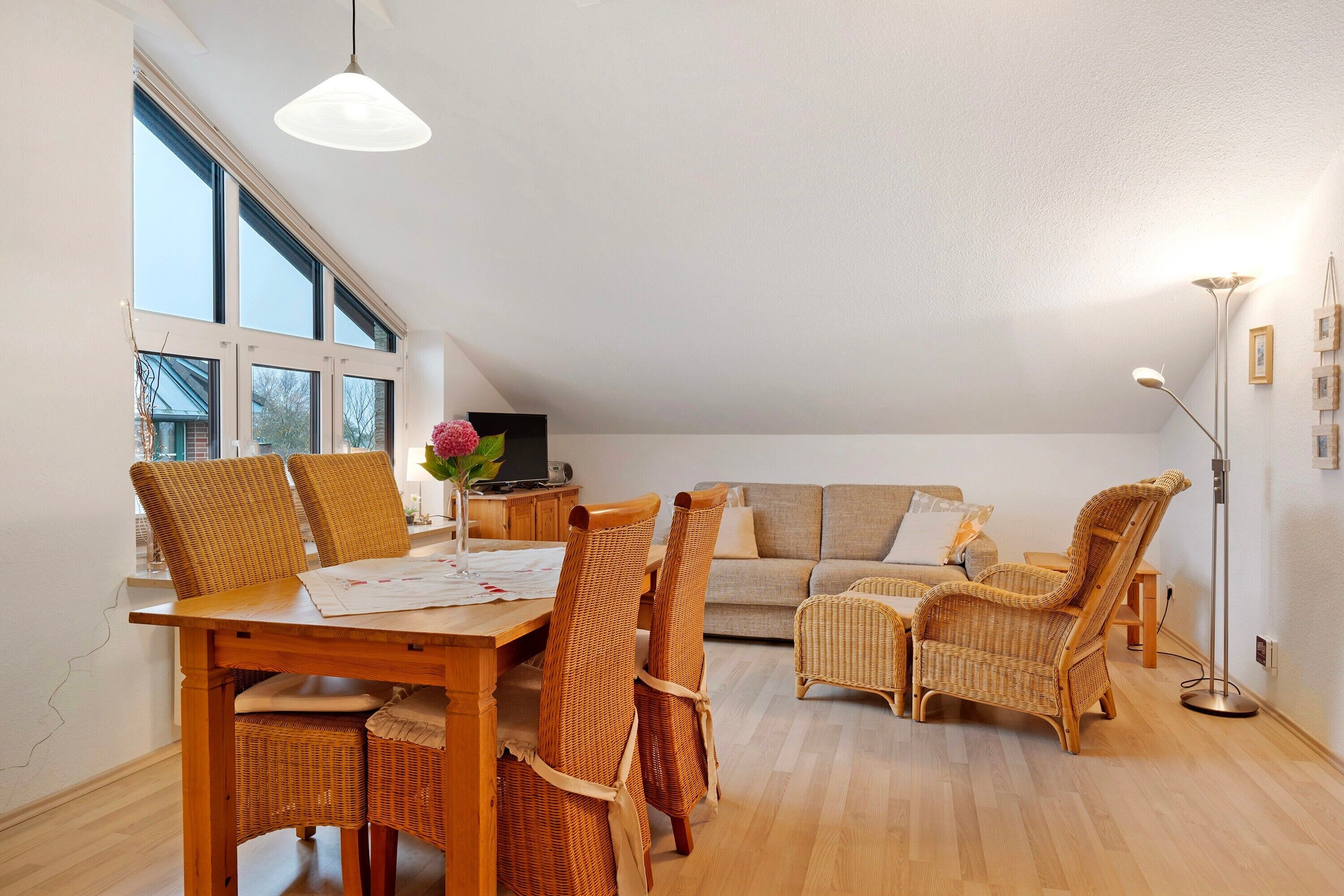 Een televisie en een stereo