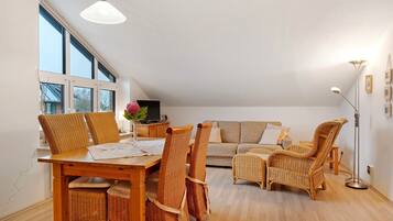 Een televisie en een stereo