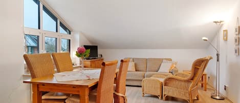 Een televisie en een stereo