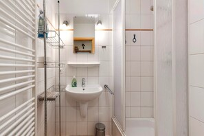 Shower, hair dryer, towels - Holiday Apartment "Nordseekieker" with Balcony (Büsumer Deichhausen)