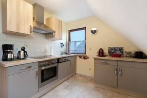 Kühlschrank, Ofen, Herdplatte, Wasserkocher mit Kaffee-/Teezubehör